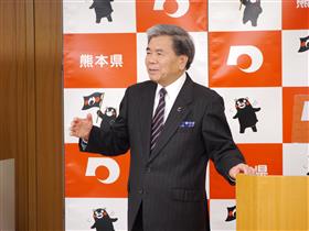 記者からの質問に答える知事の写真