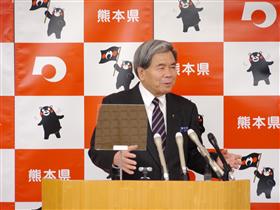 記者からの質問に答える知事の写真
