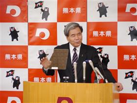 記者からの質問に答える知事の写真