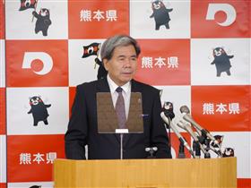 コメントする知事の写真