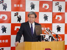 記者からの質問に答える知事の写真
