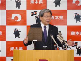 記者からの質問に答える知事の写真