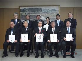 報告を行った皆様と蒲島知事の写真