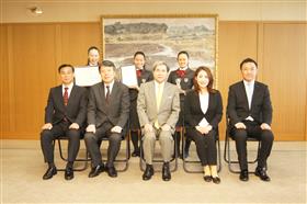 九州学院中学校チアダンス部（Miriams）のアメリカ大会参加に伴う知事表敬の記念写真