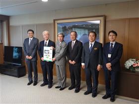 贈呈を受ける蒲島知事の写真