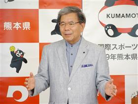 記者からの質問に答える蒲島知事の写真