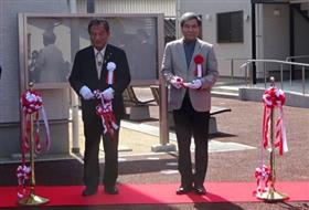 落成式でテープカットを行う蒲島知事の写真