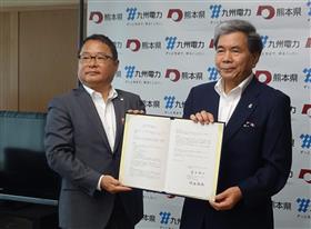 包括連携協定書にサインした九州電力池辺社長(左)と蒲島知事の画像