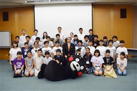 くまモンと一緒に記念撮影の画像