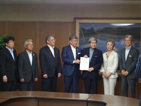 商工会議所と提言書とともに記念撮影する蒲島知事