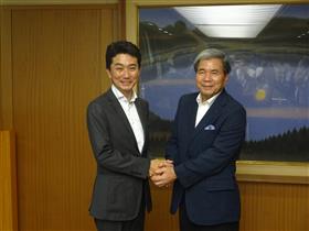 西川社長と握手をする蒲島知事の写真