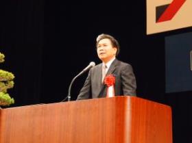 卒業式で来賓あいさつを行う蒲島知事の写真