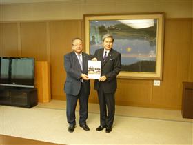 笠会長より知事へ要望書手交