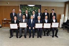 令和元年度救急医療功労者知事表彰式で受賞者とともに写る蒲島知事の写真