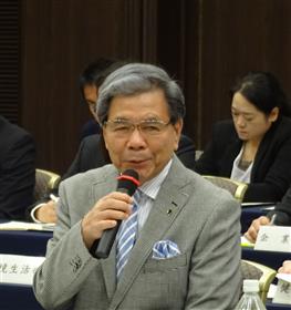 委員会で発言する蒲島知事