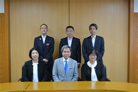 教育長、教育委員4人と