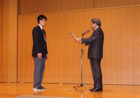 熊本県がんばる高校生表彰で受賞者に賞状を渡す蒲島知事の写真