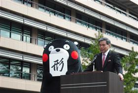 仕事始め式で訓示を行う蒲島知事