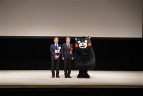 第20回日本クリニカルパス学会学術集会町田大会長、くまモンと並ぶ蒲島知事の写真