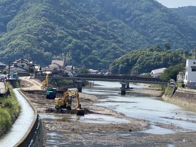 佐敷川堆積土砂掘削状況