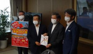 寄付金贈呈式の写真（左から松本様、齊藤様、蒲島知事、西様）