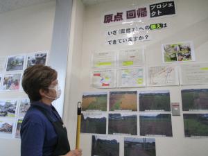 署内に熊本地震の写真を展示している様子です