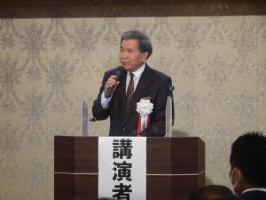 講演中の知事