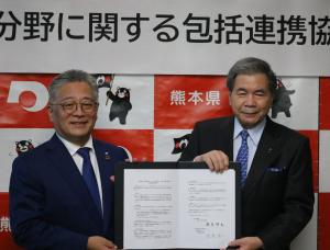 株式会社デンソー有馬社長と蒲島知事が共に協定書を手にしています。