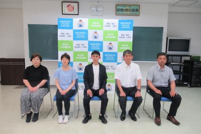 協議会委員の写真撮影の様子です