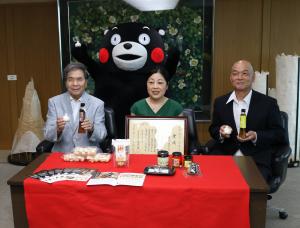 賞状と受賞品を手に！