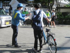 菊池高校の生徒に交通安全のチラシを配布する状況1