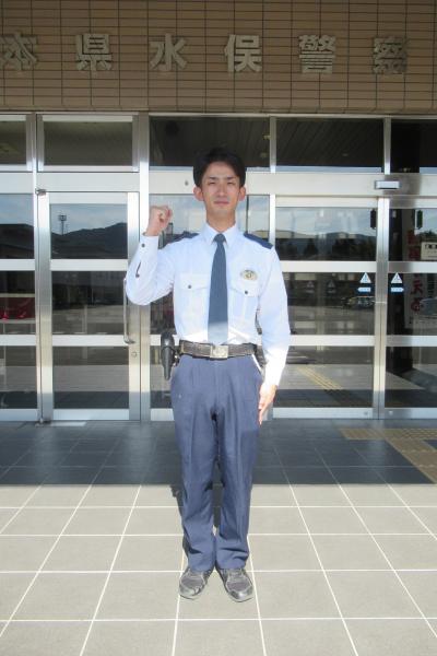 冬服を着用している警察官の写真