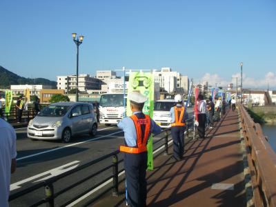 交通安全キャンペーンを実施している様子その1