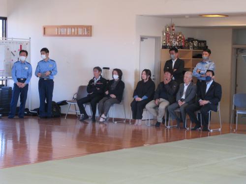 協議会委員が、柔道・剣道訓練を視察する状況（接写）