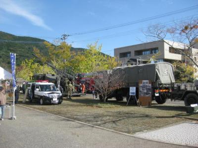 ふれあい祭りにおいて車両展示をしている様子