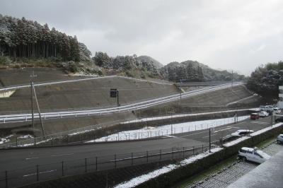 警察署周辺に雪が降り積もっている様子