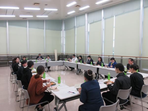 女性職員と幹部との昼食会