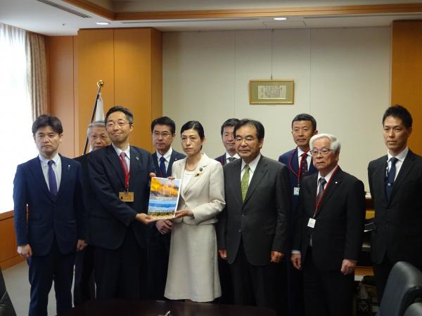 提案書提出の様子