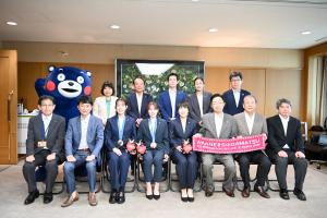 パリ2024オリンピックに出場したくまもと再春館製薬所バドミントンチーム所属の山口選手・志田選手・松山選手による知事表敬