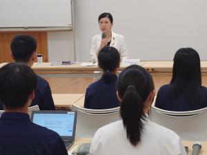 懇談の感想を述べられる様子