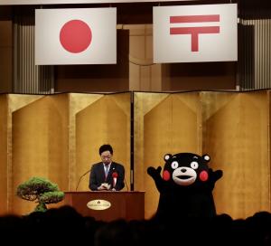 祝辞を述べる知事