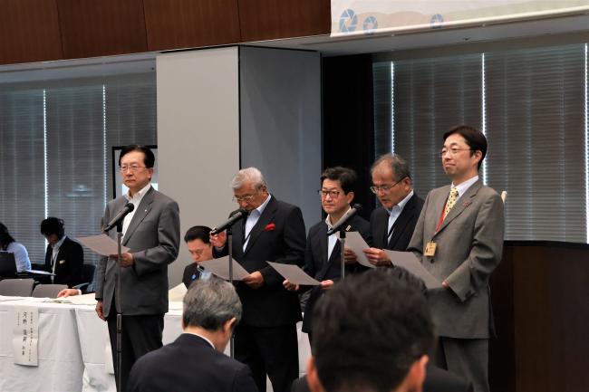 神楽ユネスコ無形文化遺産登録推進総決起大会で宣言文を読み上げる木村敬熊本県知事