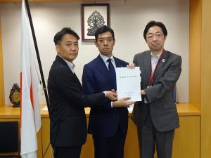 辻内閣府副大臣