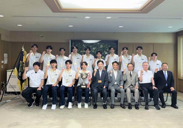 鎮西高等学校男子バレー部知事表敬