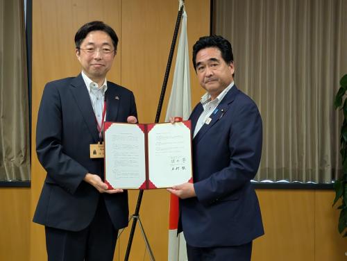 記念写真（左：木村知事、右：坂井大臣）