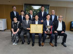 受賞者と知事の集合写真