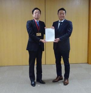 写真（右）　（一社）熊本県工業連合会　代表理事会長　宮村　宜明　氏　