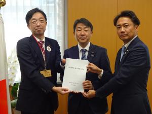 古川政務官　手交