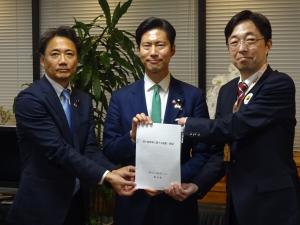 神谷厚労大臣政務官　手交