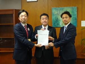 小森経済産業大臣政務官　手交